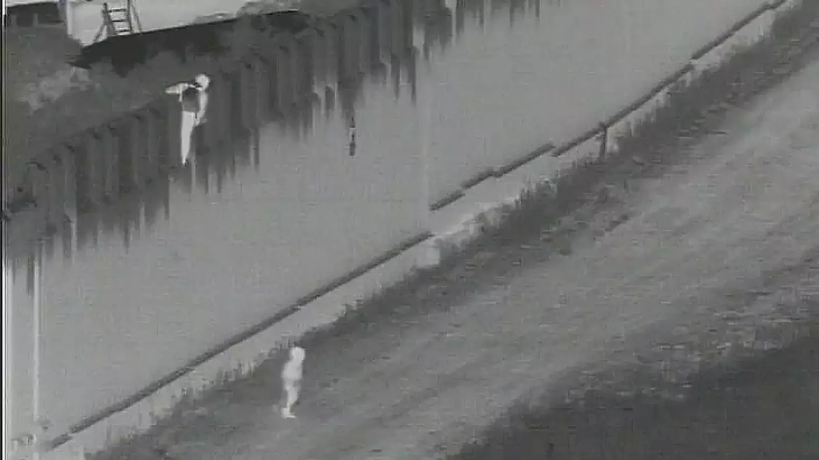 Video: lanzan a niño de 4 años desde lo alto del muro fronterizo de Estados Unidos