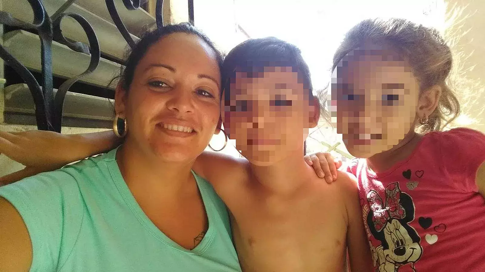 Rosa Edelis Guerra Rodríguez con dos de sus hijos