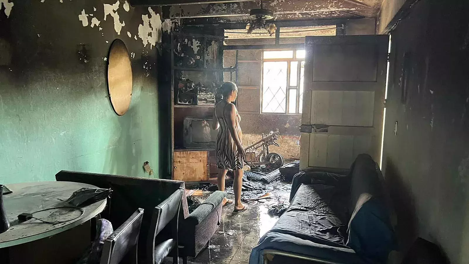 Una familia lo pierde todo tras incendiarse moto eléctrica en su vivienda