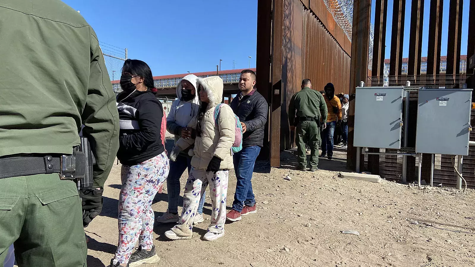 Inmigrantes que piden asilo se entregan a la Patrulla Fronteriza estadounidense en la valla fronteriza de El Paso, Texas