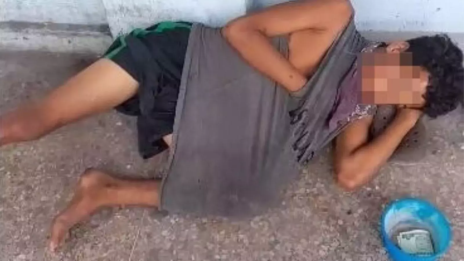 Niño cubano duerme en portales de La Habana