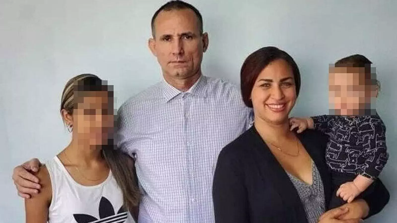 Opositor cubano José Daniel Ferrer con su esposa e hijos