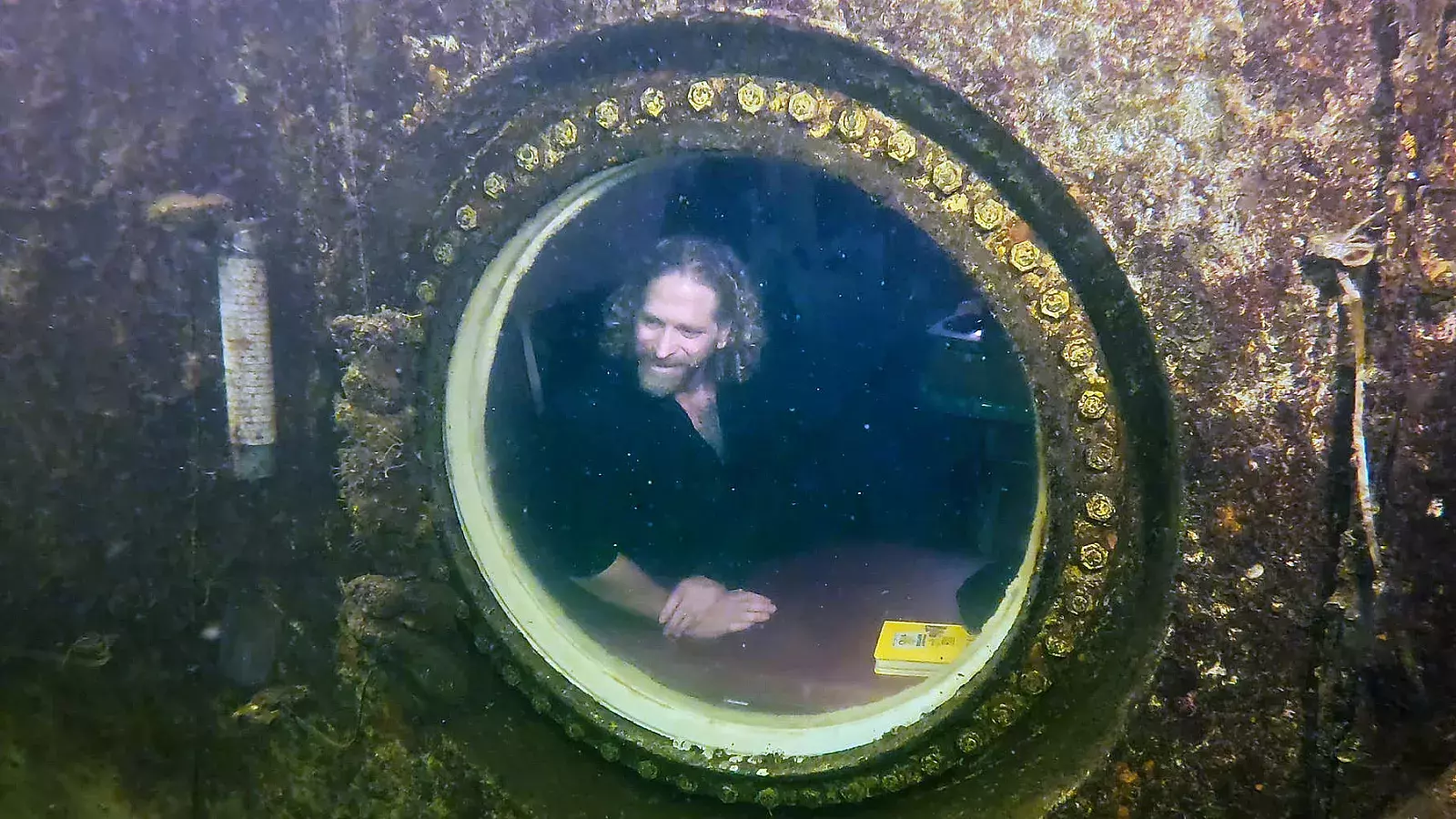 Profesor de Florida bate un récord mundial al vivir 74 días en un refugio submarino