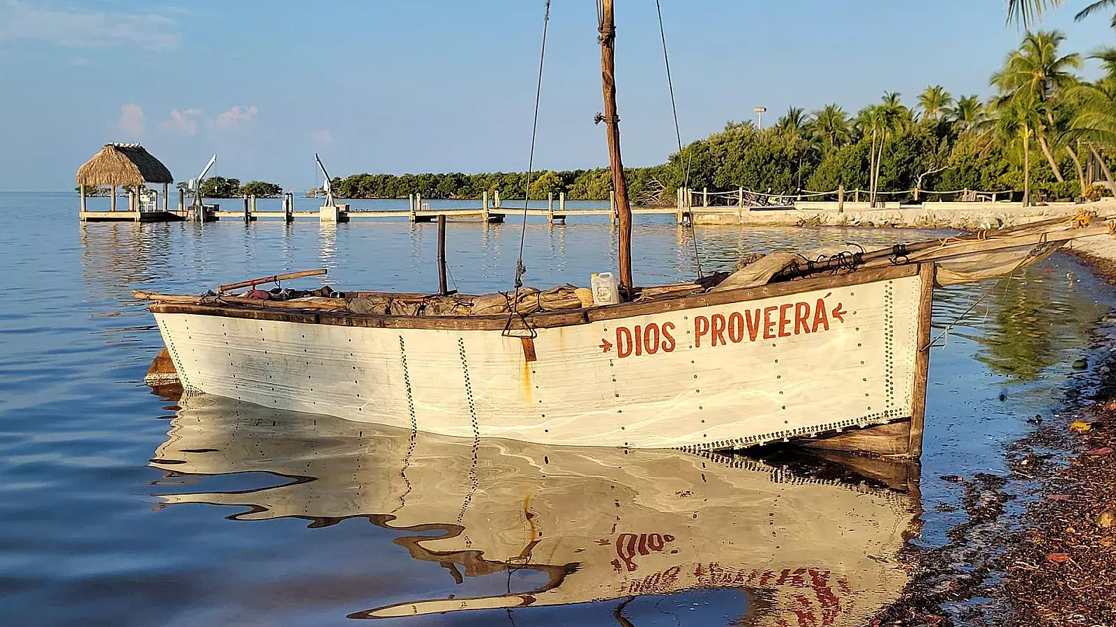 Una embarcación rústica a vela que llegó a Islamorada, en los Cayos de Florida