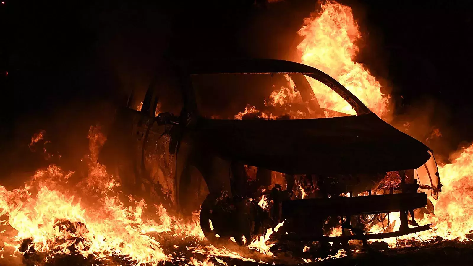 ¡Arde Francia! Disturbios violentos, cientos de arrestos e incendios de edificios públicos