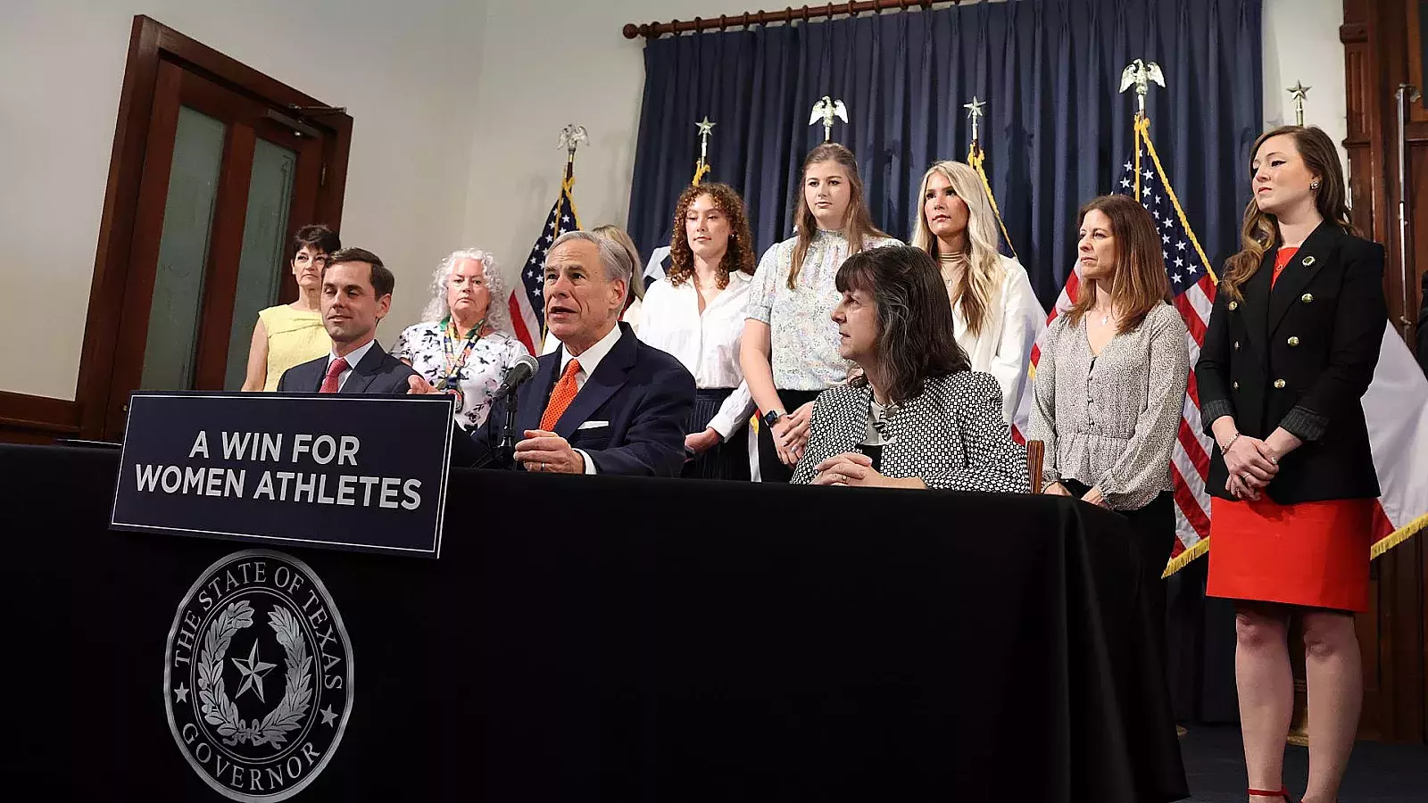 Texas prohíbe a universitarios trans participar en deportes de mujeres