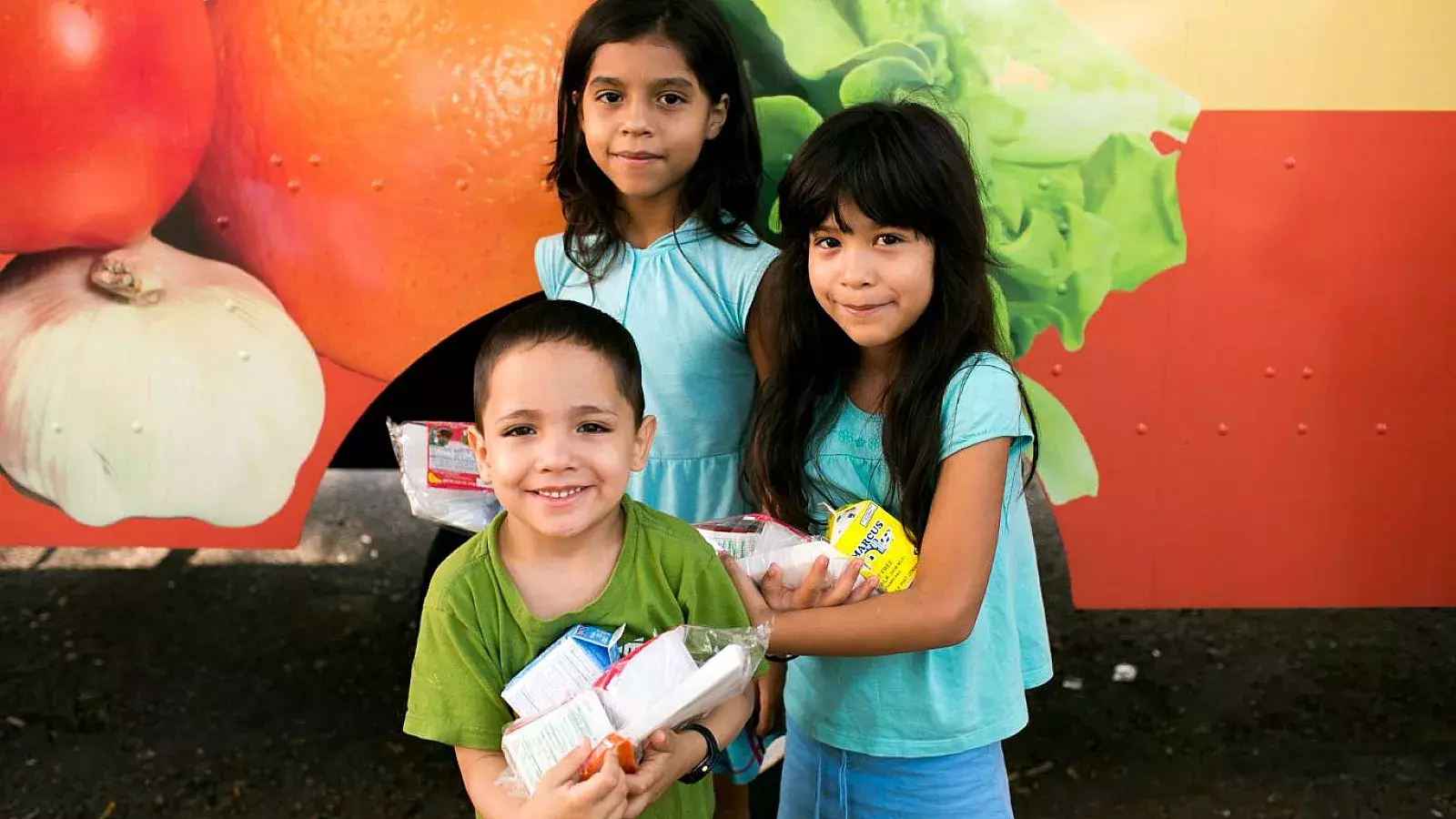 “No Kid Hungry” lanza campaña nacional para dar comida gratis a los niños este verano