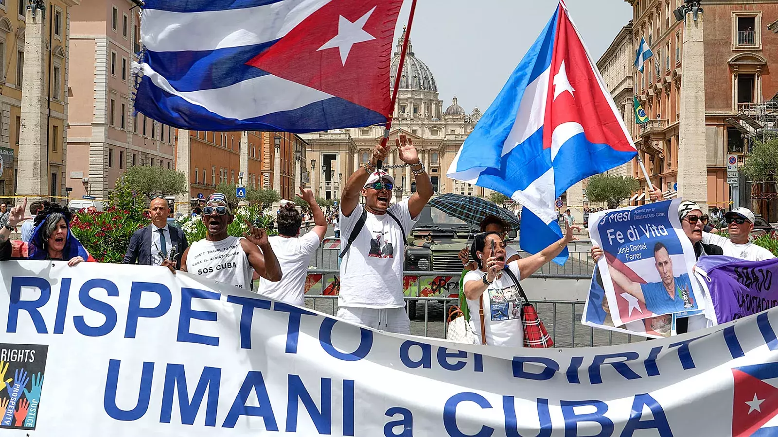 Cubanos protestan en el Vaticano