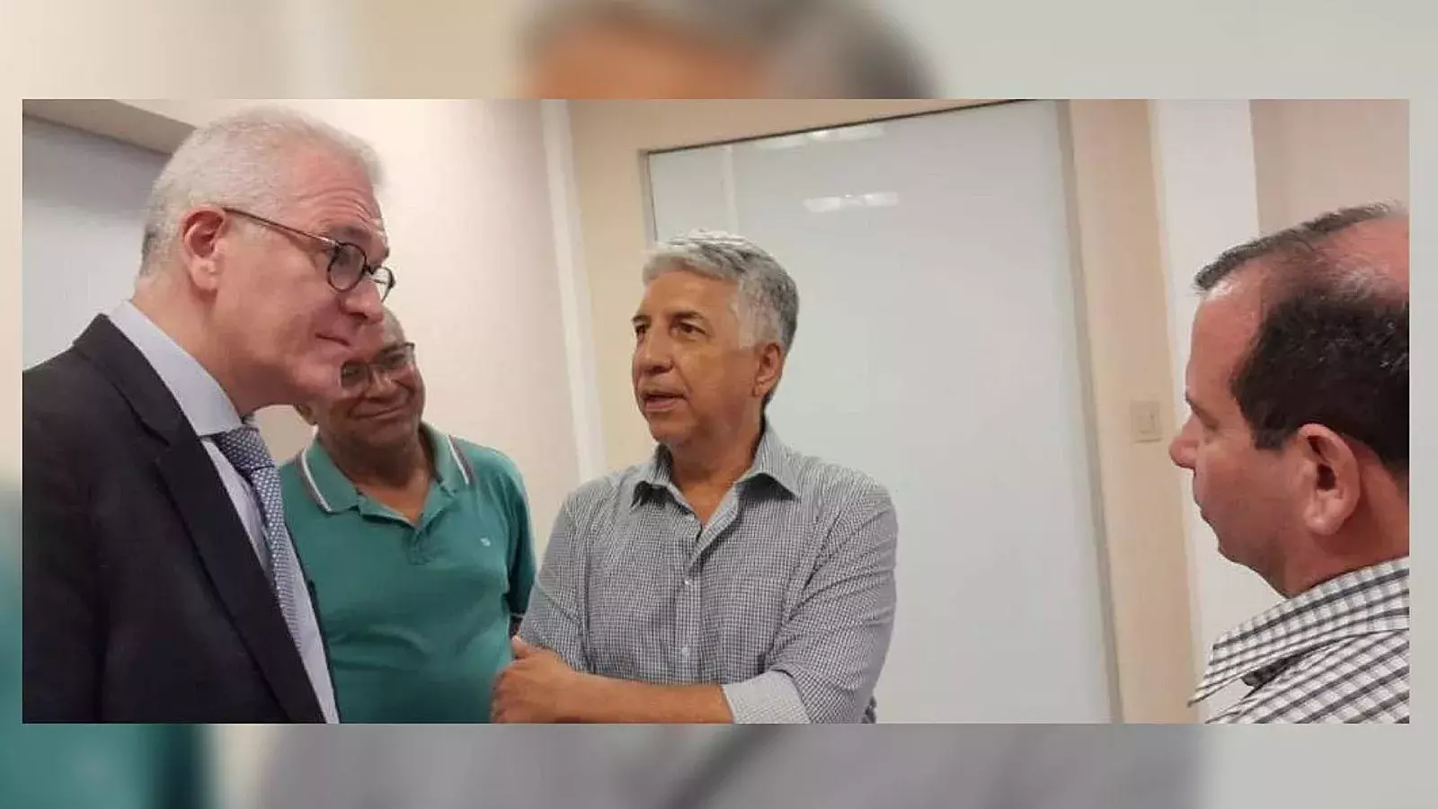 Espía cubano Fernando González con autoridades brasileñas