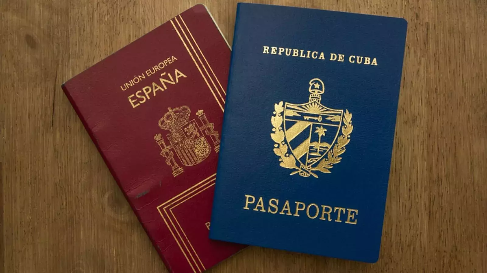Pasaportes español y cubano