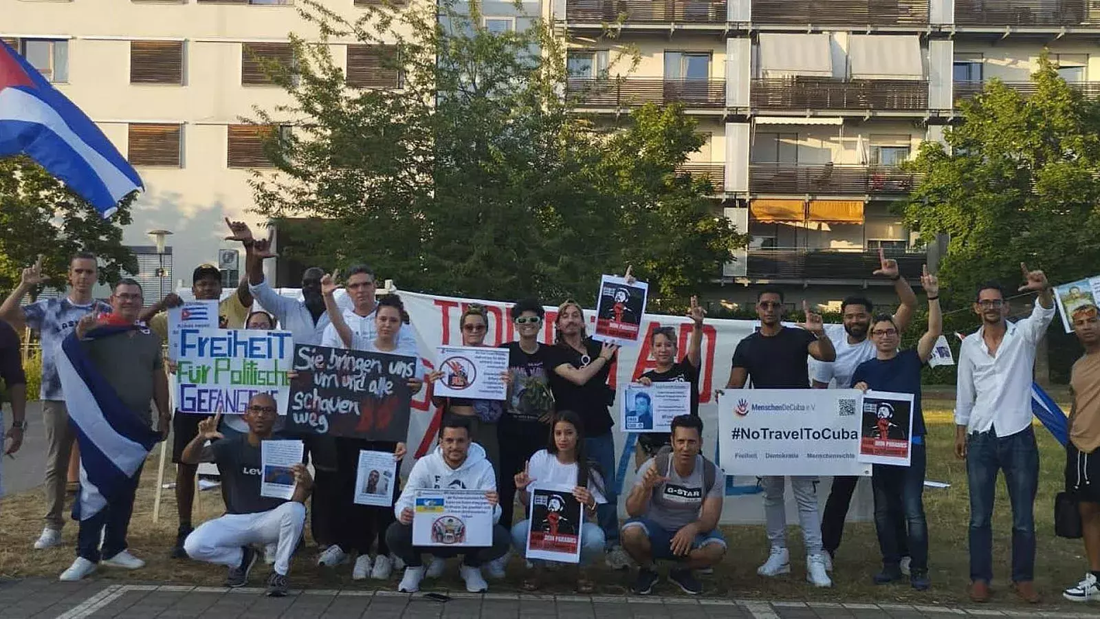 Protesta de cubanos en Alemania contra presentador del programa televisivo “Con Filo”, Michel Torres