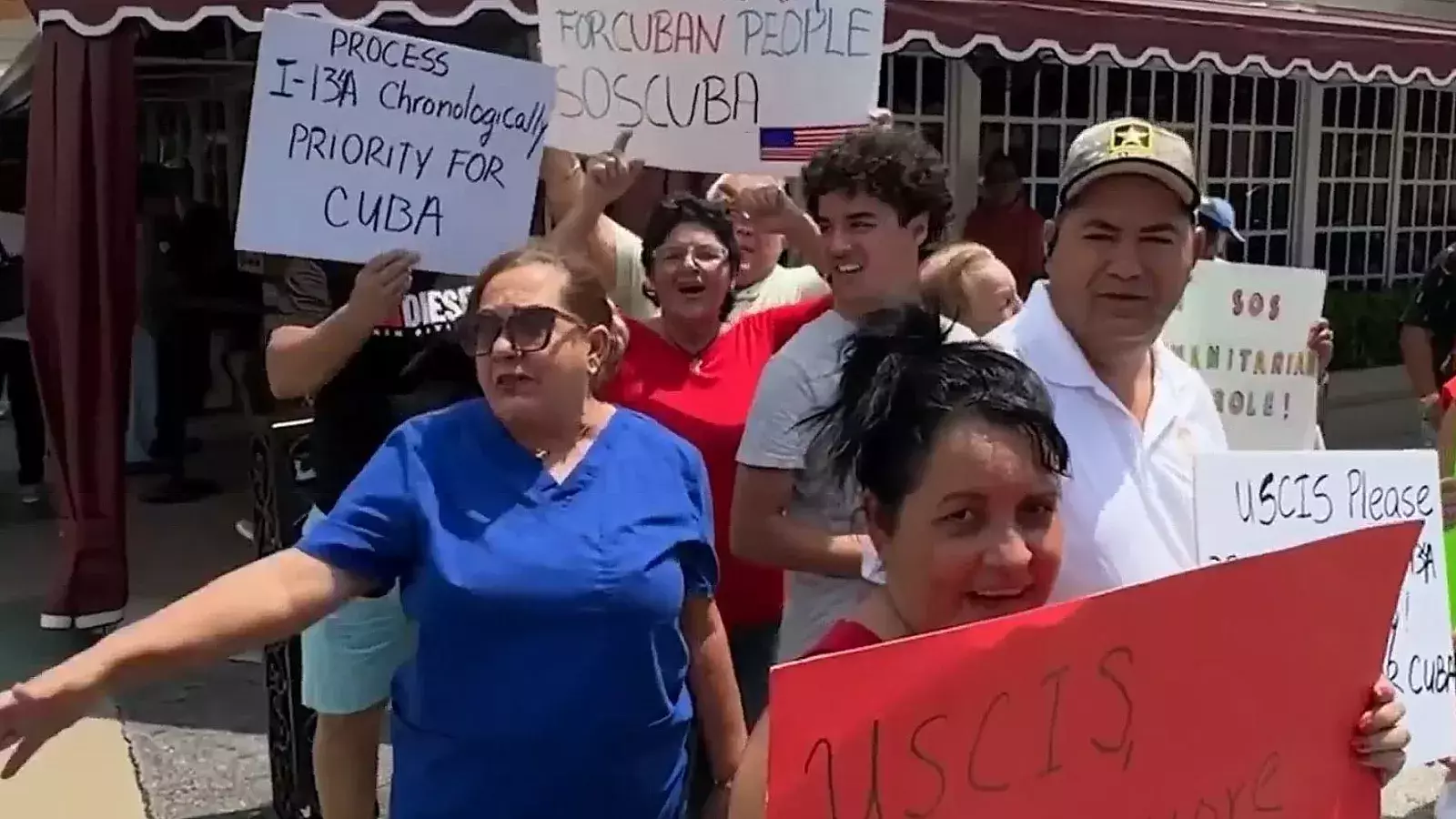 Cubanos protestan en Miami pidiendo se agilice el parole humanitario