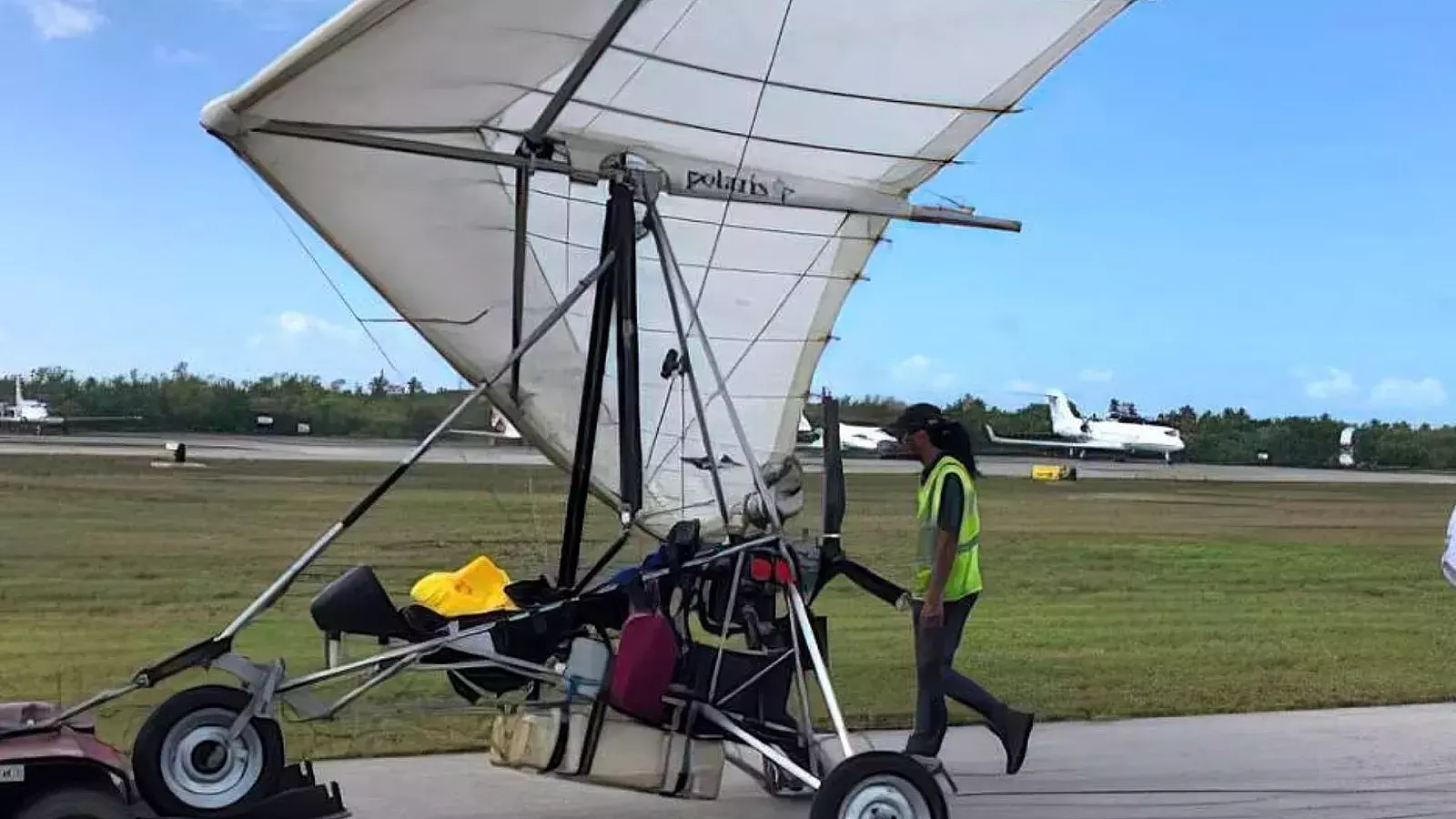 Conceden asilo político a dos jovenes cubanos que llegaron en un Ala Delta a Cayo Hueso