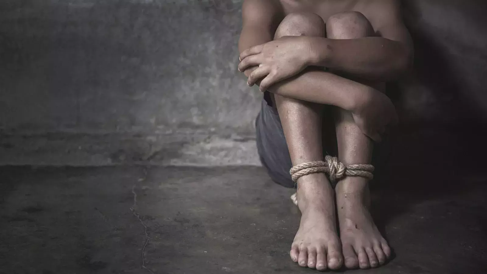 Dos niños escapan desnudos tras presuntamente estar encerrados por sus padres durante dos años