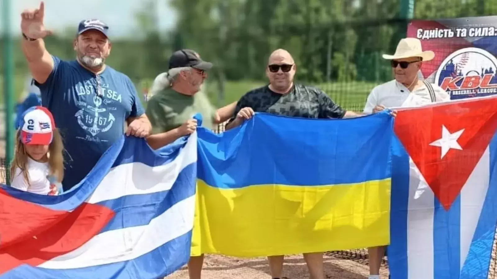 Cubanos y ucranianos en partido beisbolero en Kiev