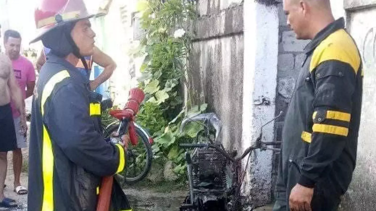 Incendio de moto en casa de Cienfuegos
