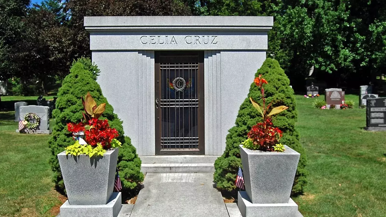 Mausoleo de Celia Cruz en cementerio de Nueva York