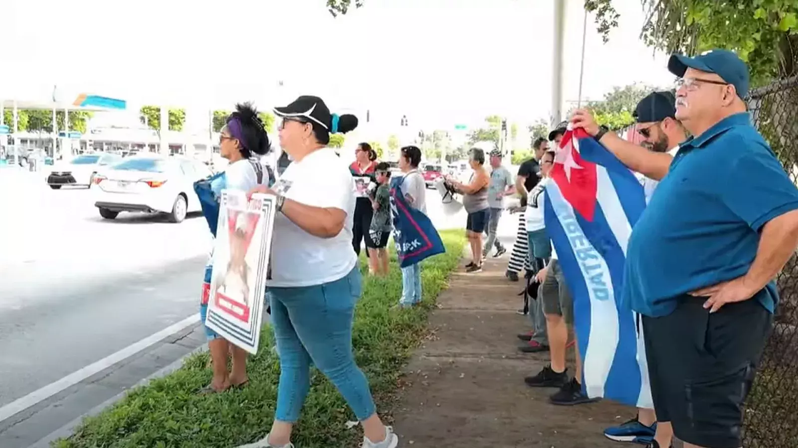 Cubanos protestan contra la complicidad de Cubamax