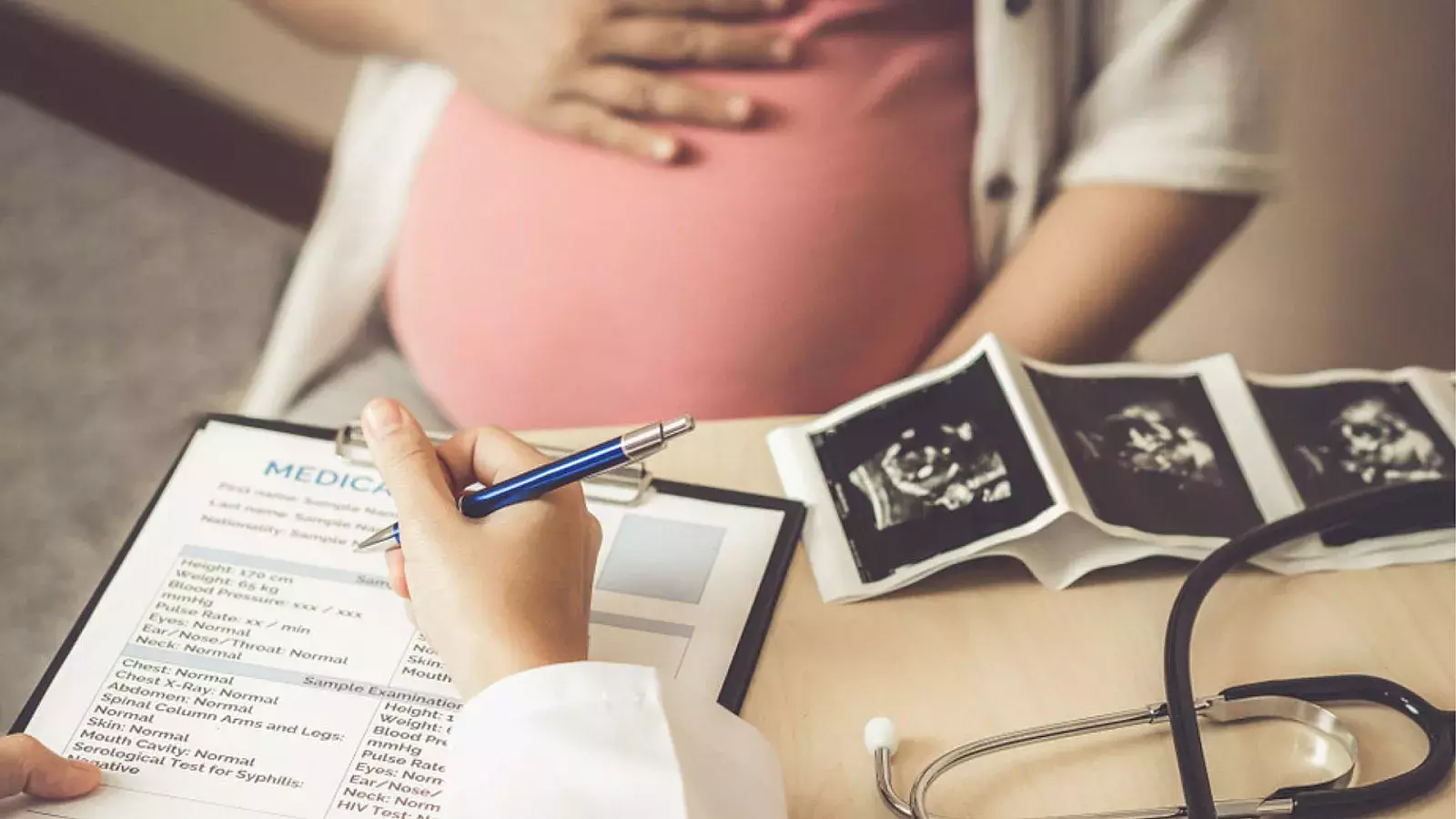 Mujer queda embarazada todos los años para evitar la “miserable” menstruación