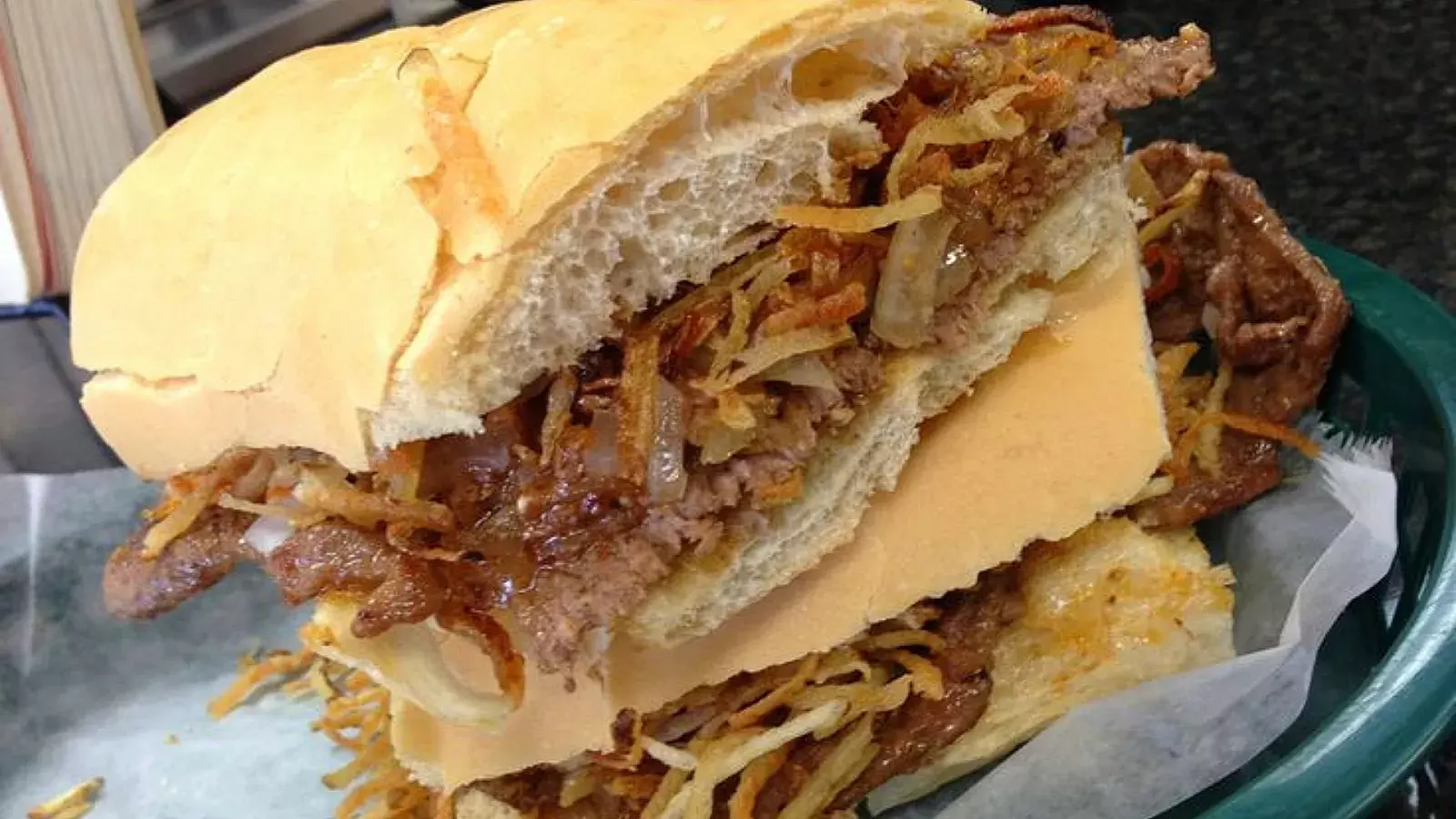 Imagen referencial de un pan con bistec en Cuba