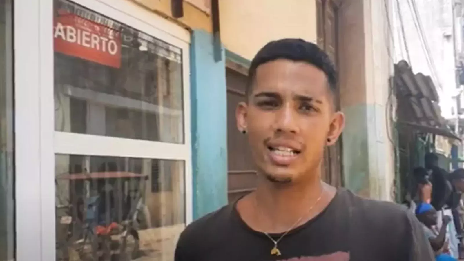 Joven cubano crítica la crisis