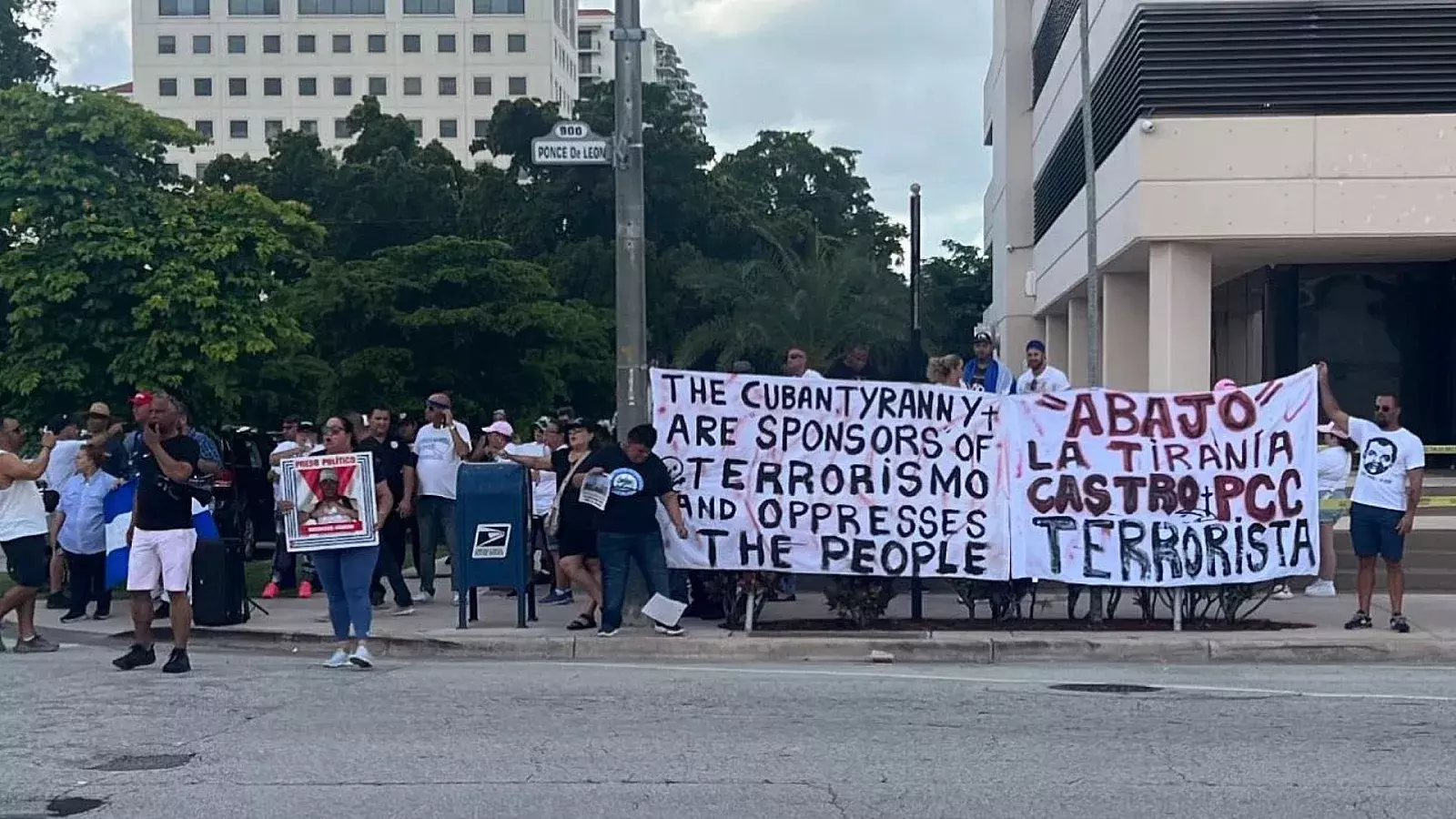 Exiliados cubanos protestan contra Puentes de Amor