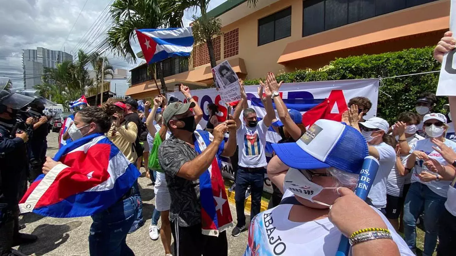 Cubanos manifestándose en Costa Rica en 2021.