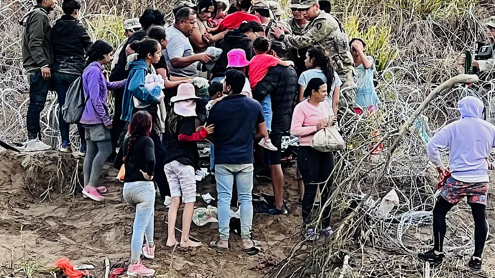 Migrantes se enfrentan a la Guardia Nacional y rompen cerca de púas en la frontera de México-EEUU