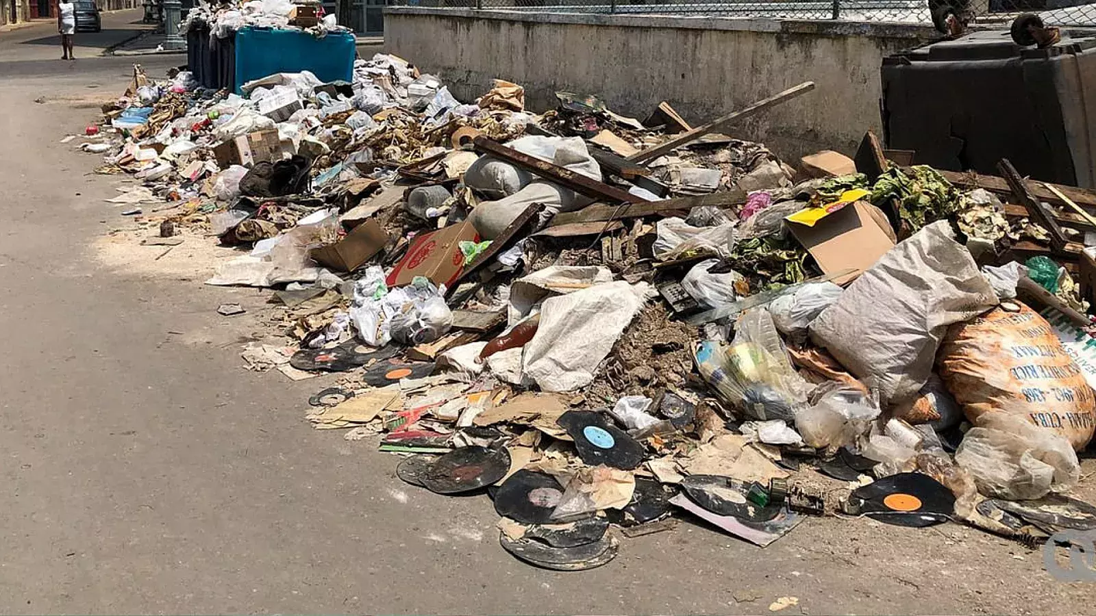 Imagen de basura en calles cubanas