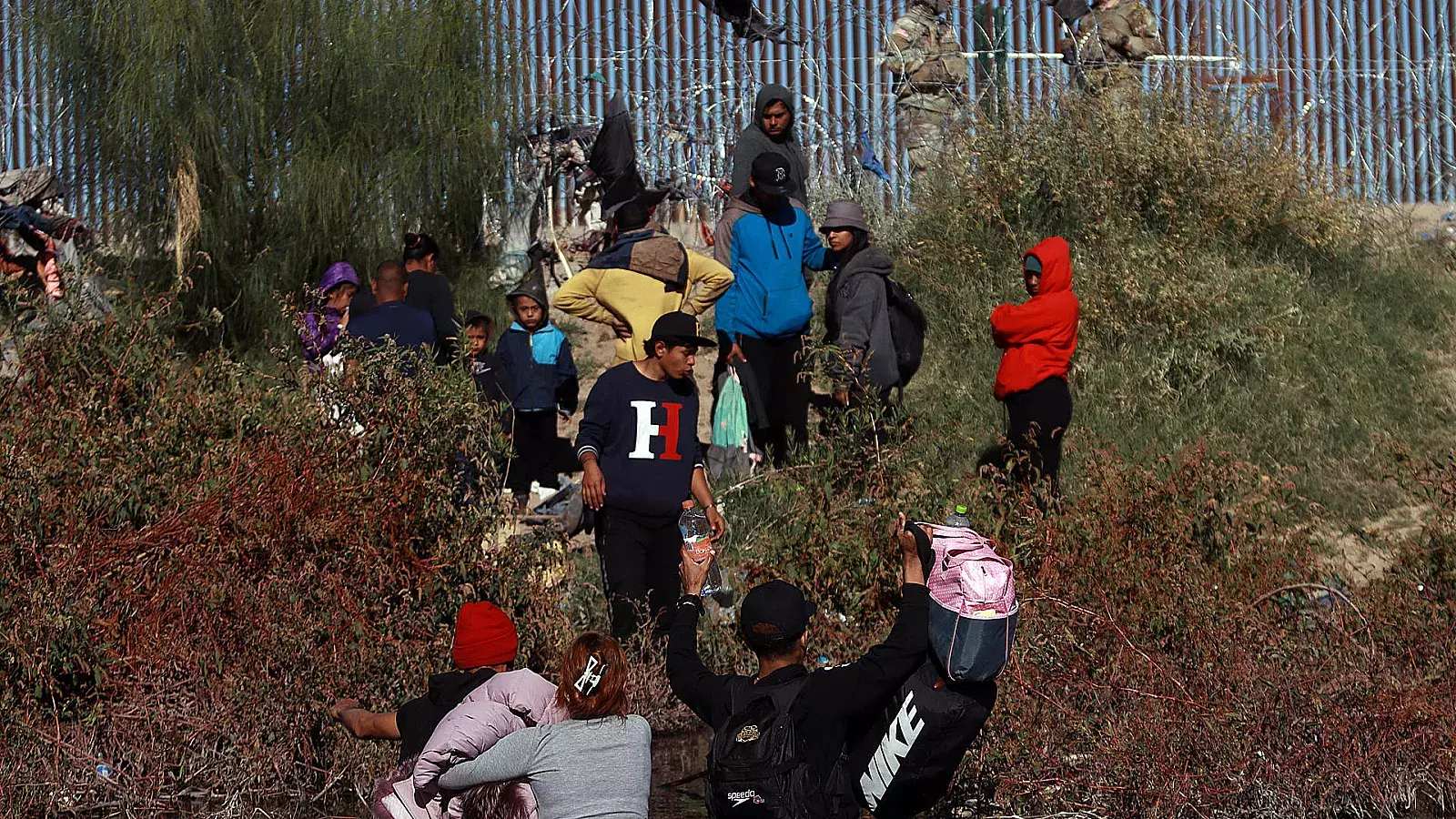 Migrantes ilegales  llegan en caravana a la frontera México-EEUU