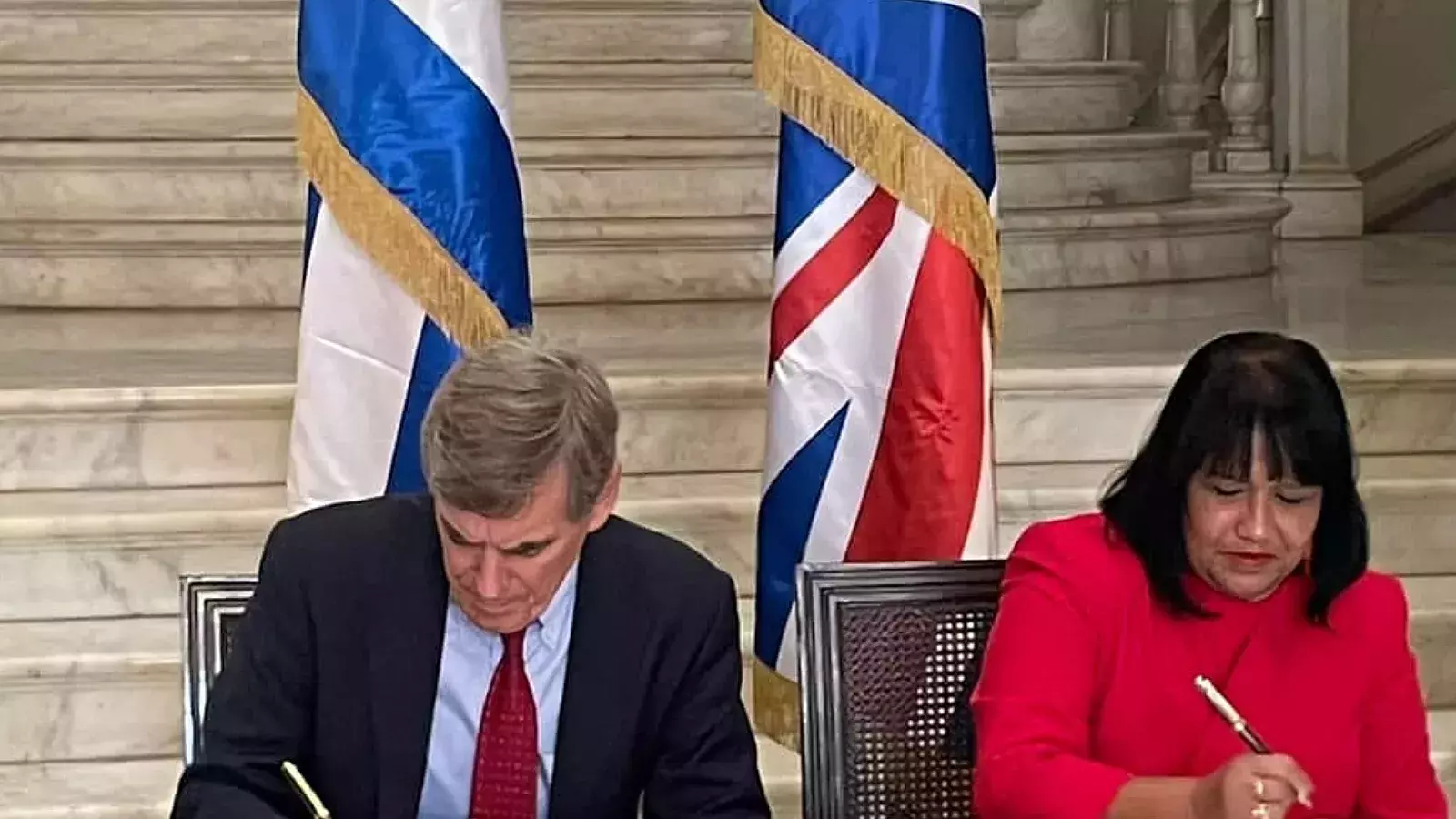 Firma de acuerdo entre Reino Unido y el régimen
