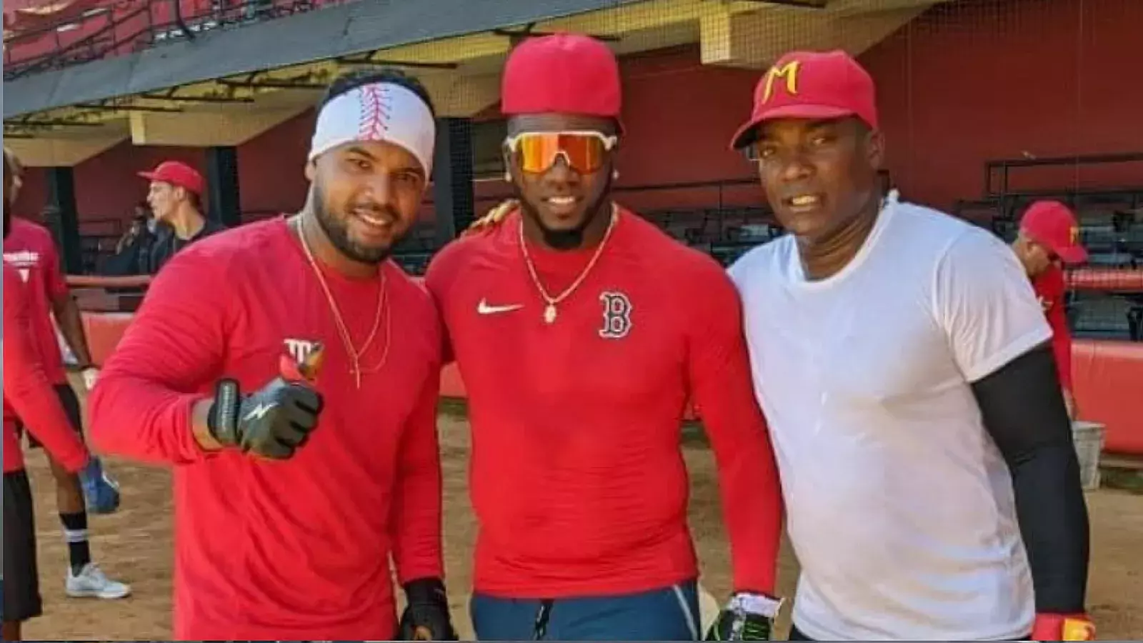Rusney Castillo (centro), exjugador cubano de MLB