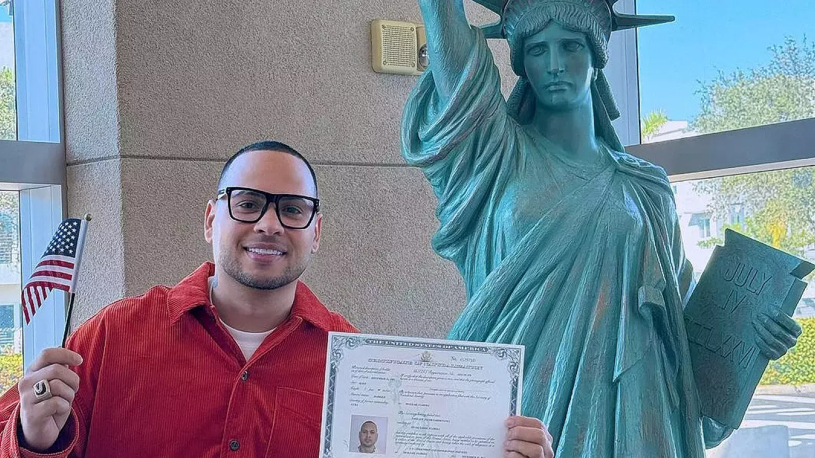 Jacob Forever obtiene la ciudadanía americana y lo comparte con sus fans