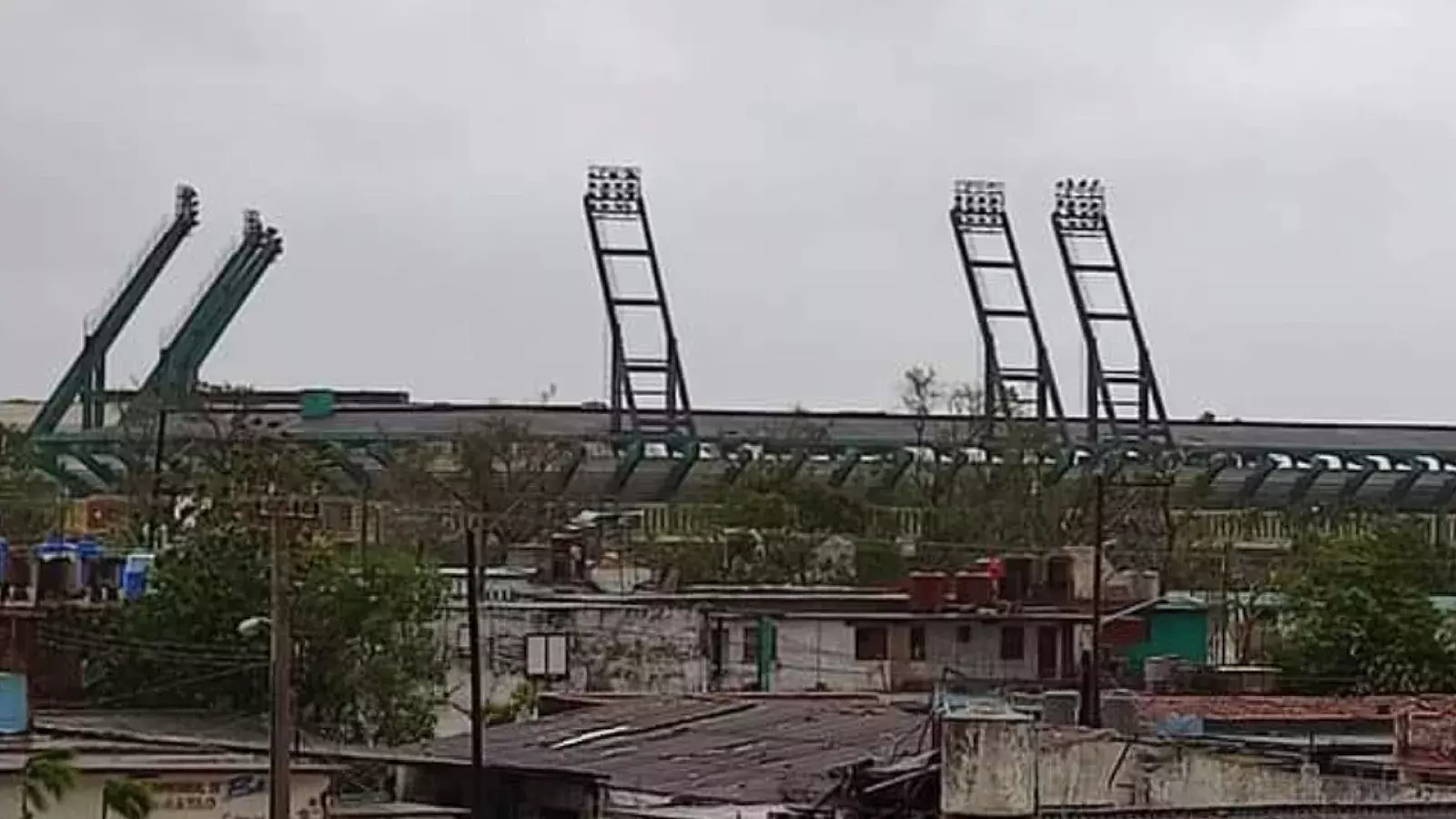 Estadio de béisbol de Pinar del Río bajo la lluvia