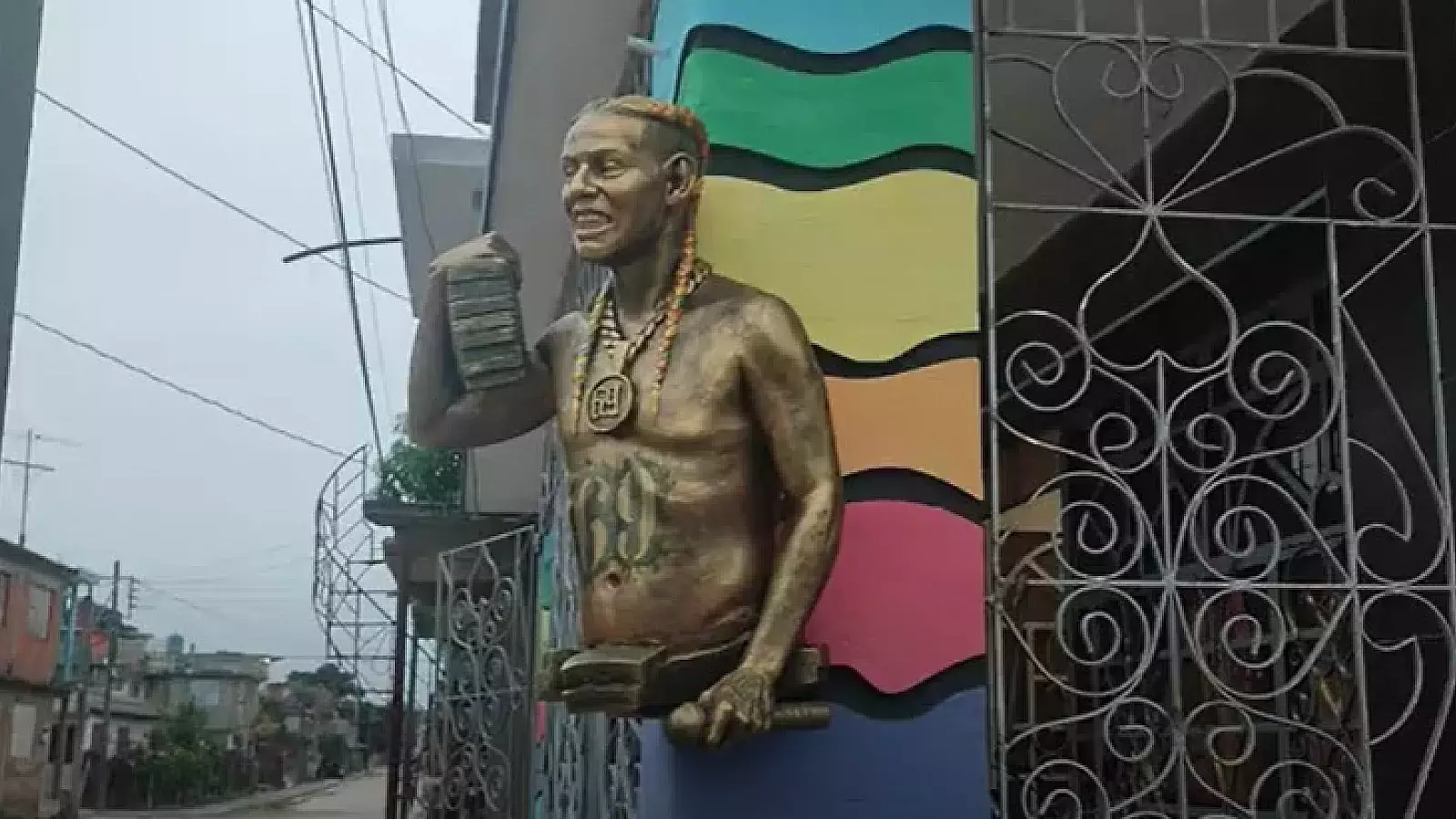 Quitan escultura de Tekashi 6ix9ine en Cuba: ¿qué pasó?