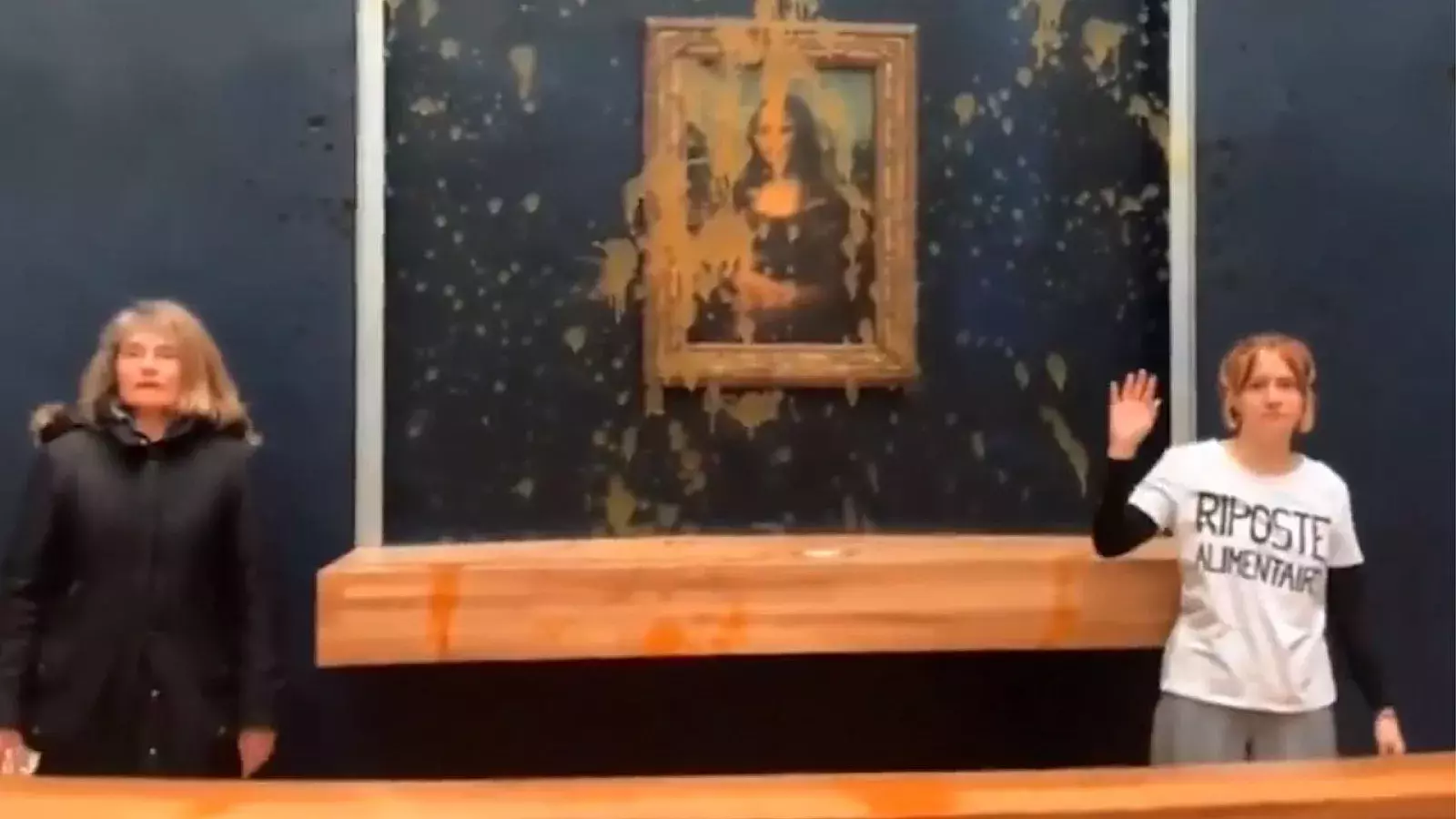 Activistas arrojan sopa al cuadro de la Mona Lisa en el Museo del Louvre de París