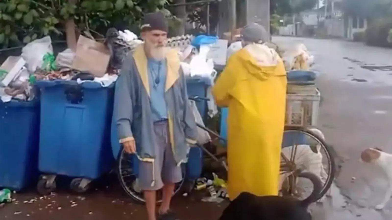 Ancianos viven de la basura en Cuba