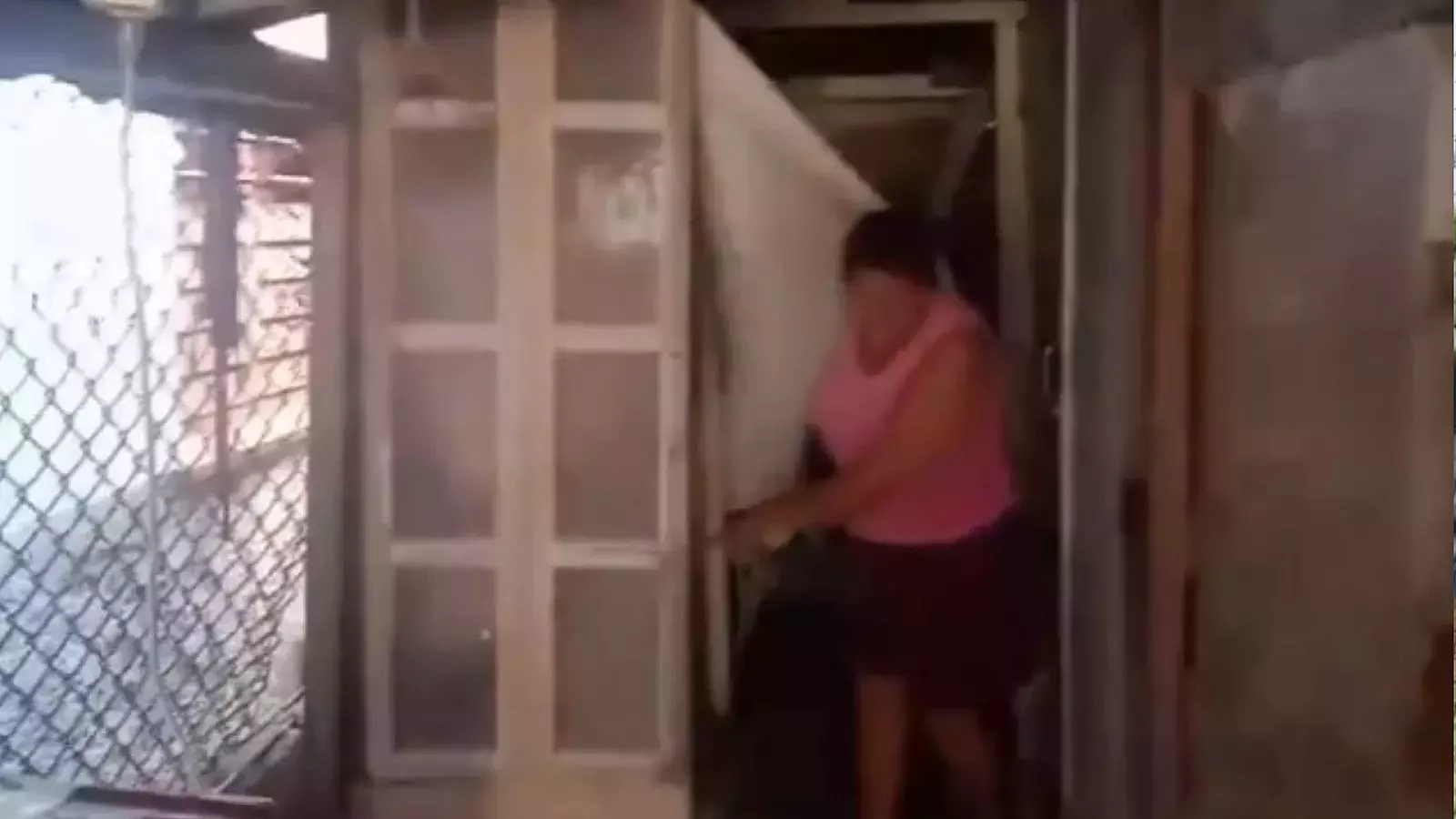 Jubilada cubana lava para la calle