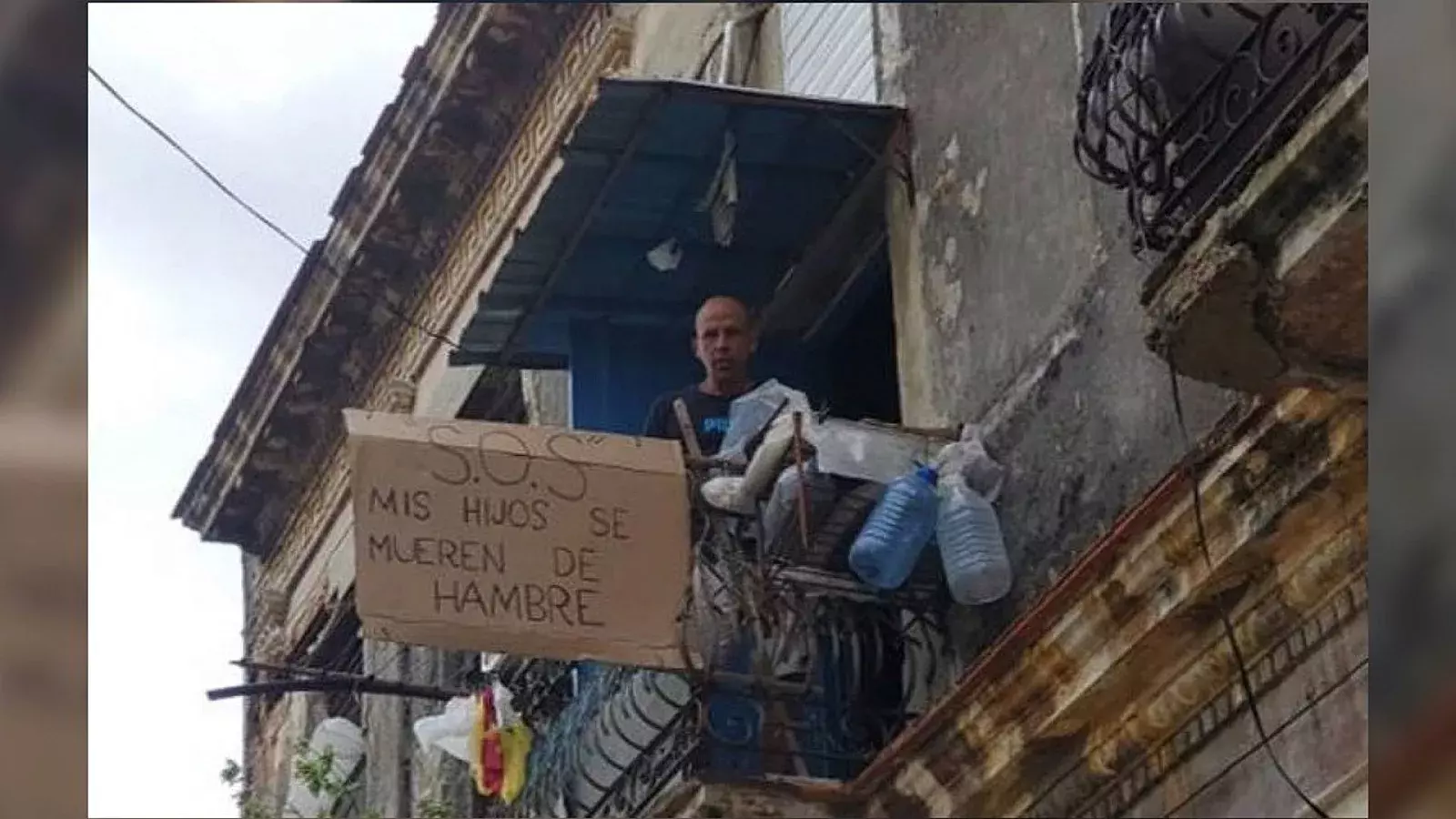 Opositor saca cartel al balcón de su vivienda en La Habana