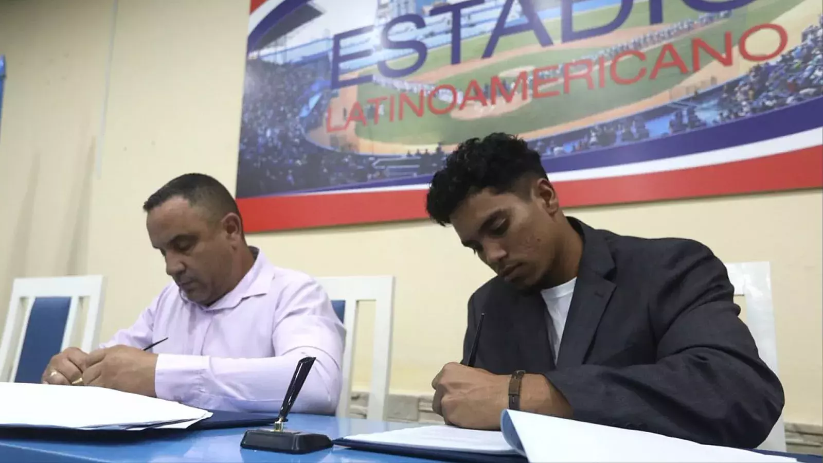 Pelotero cubano firma con equipo nipón