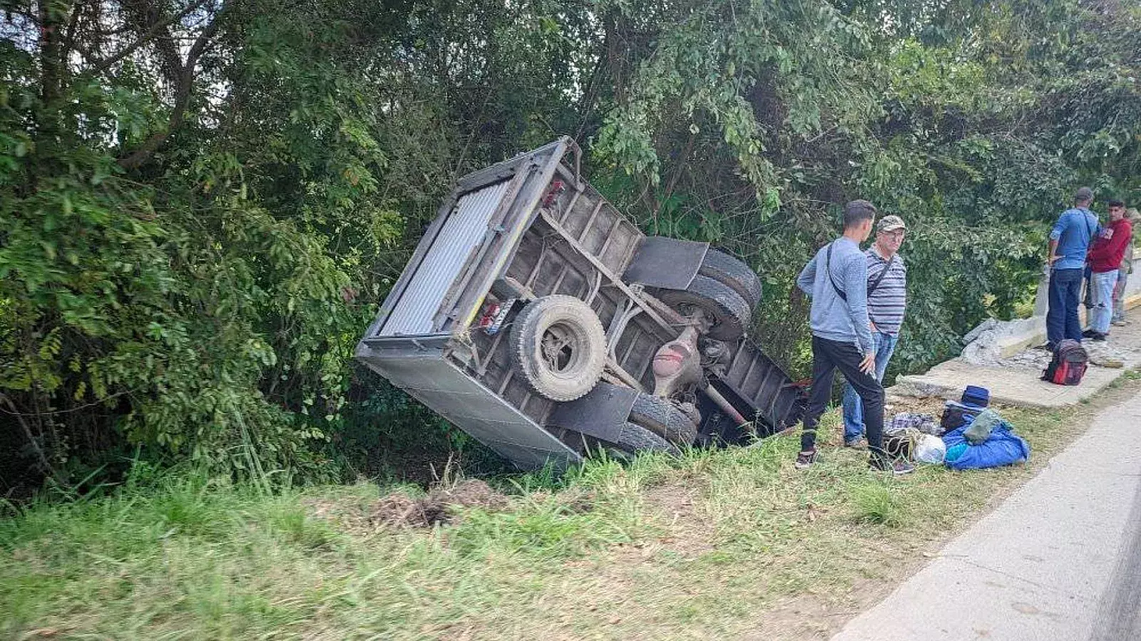 Camión cae de un puente en Villa Clara