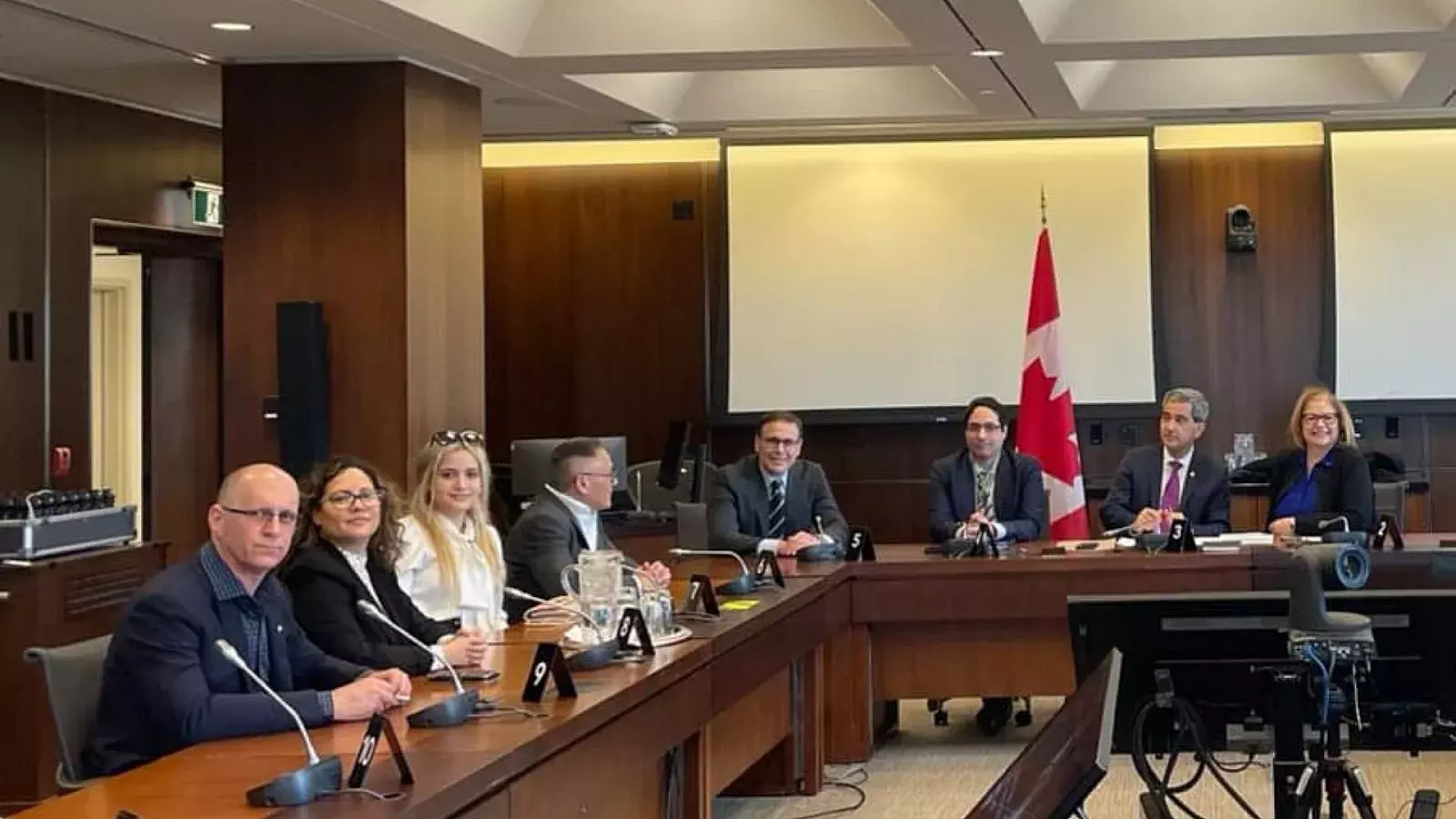 Activistas cubano-canadienses reunidos con parlamentarios de ese país