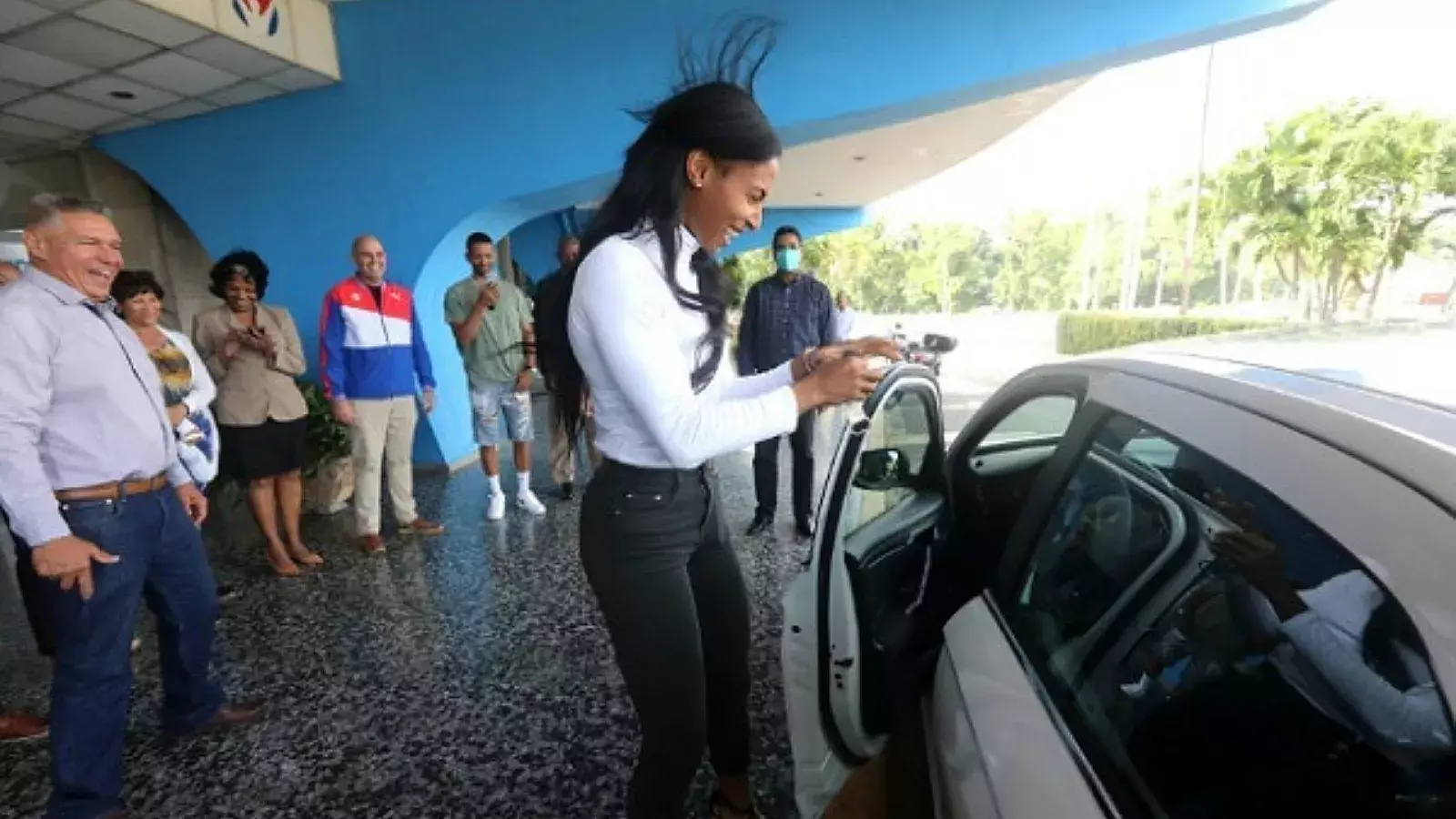 Entregan autos a deportistas en Cuba
