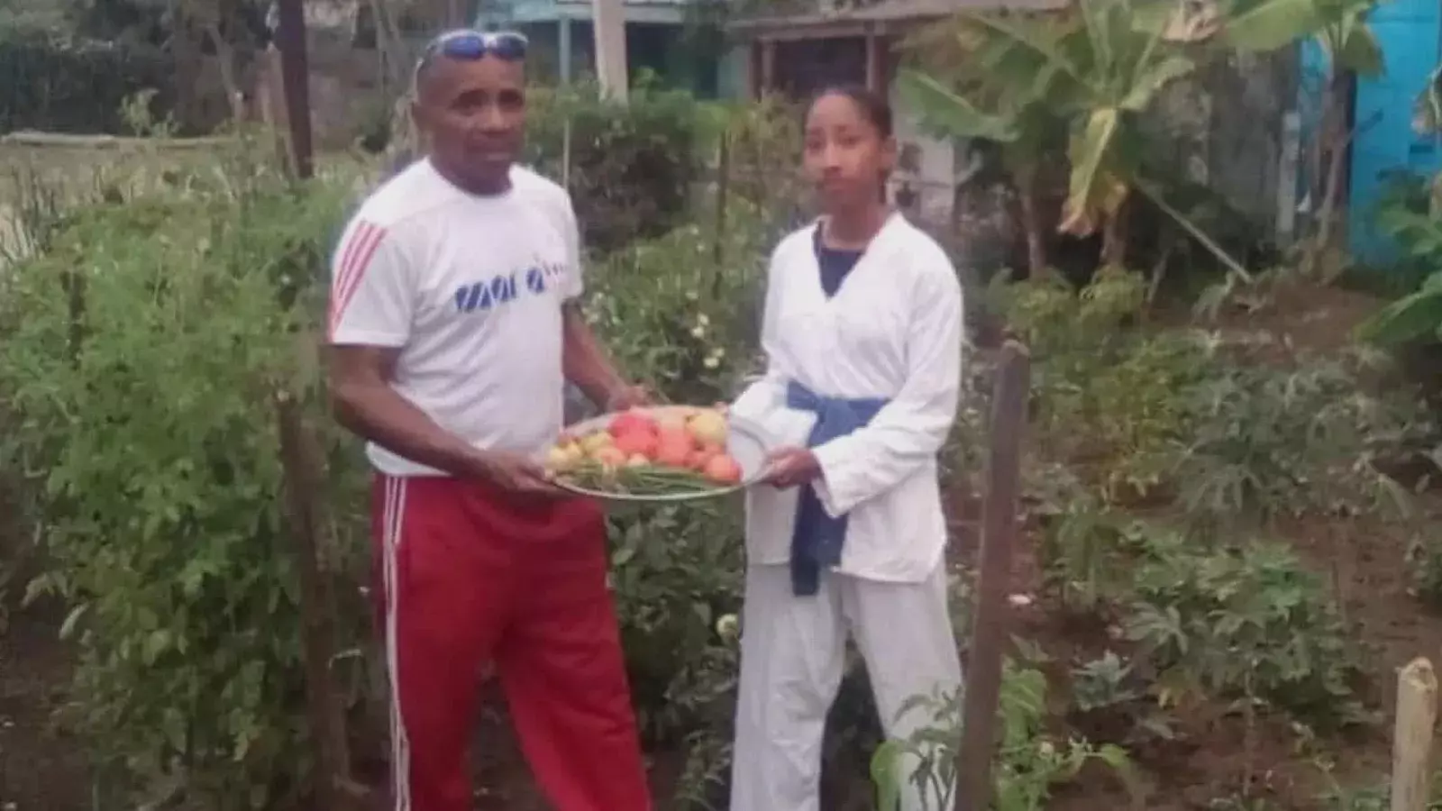 Premian con vegetales a joven atleta cubana