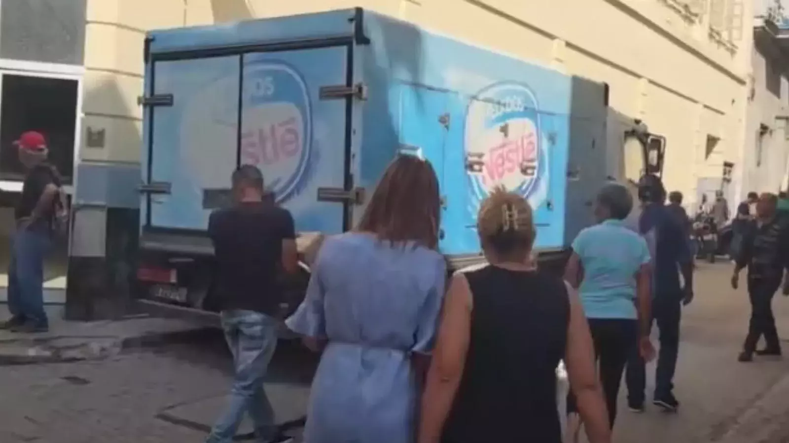 Carro del helado se pasea por La Habana
