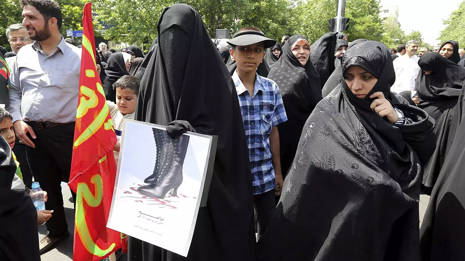 Las iraníes denuncian una “guerra contra las mujeres”: el régimen creó patrullas para imponer el velo