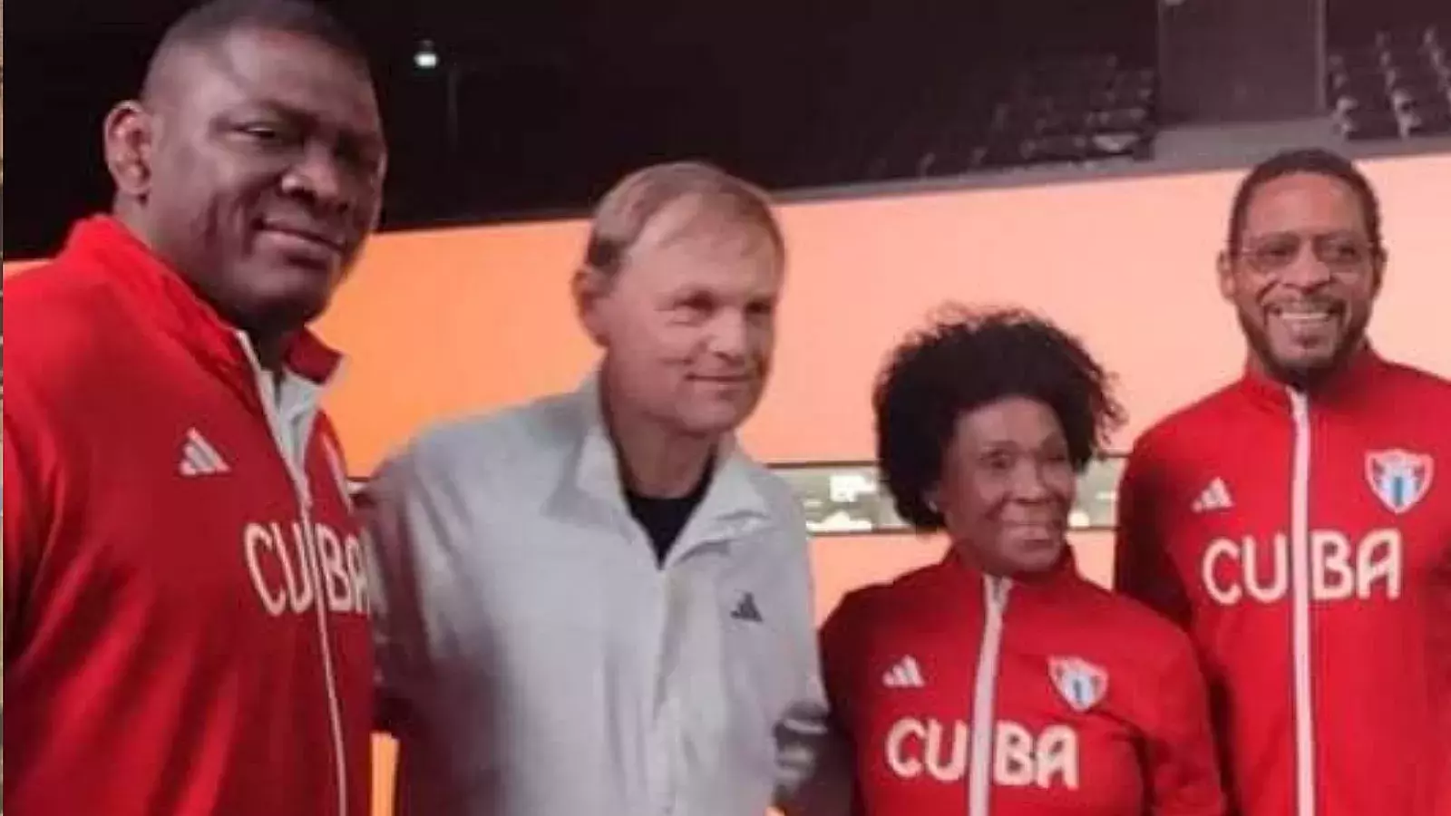 Gulden, presidente de Adidas, con atletas cubanos