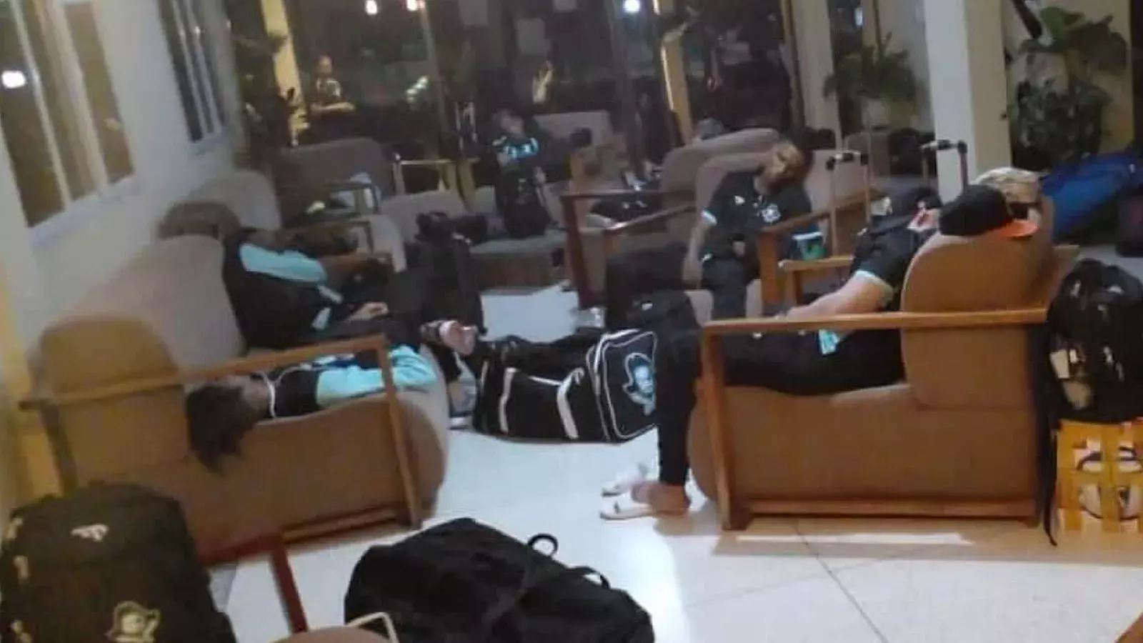 Peloteros cubanos duermen en el lobby de un hotel