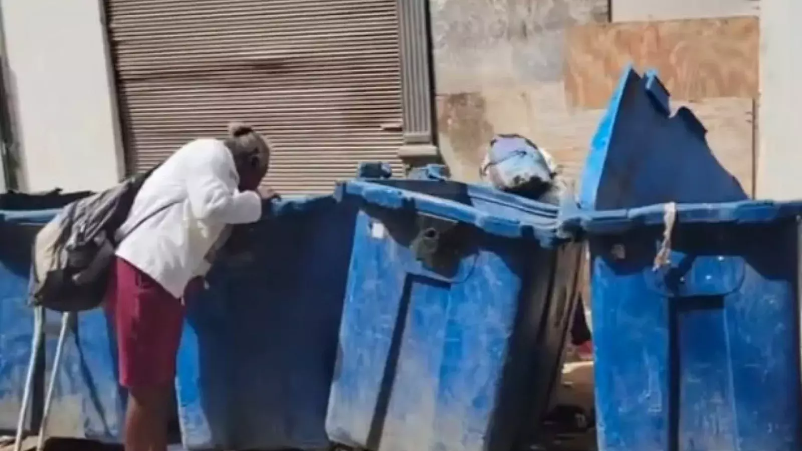 Una mujer rebusca en la basura para sobrevivir en Cuba