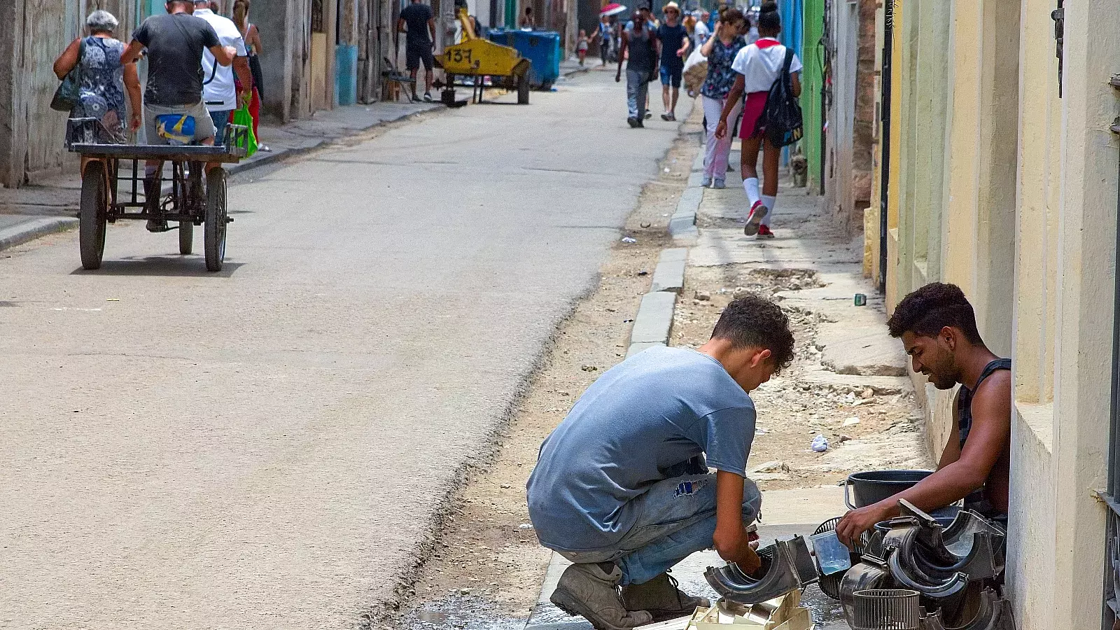 Jóvenes cubanos en una calle
